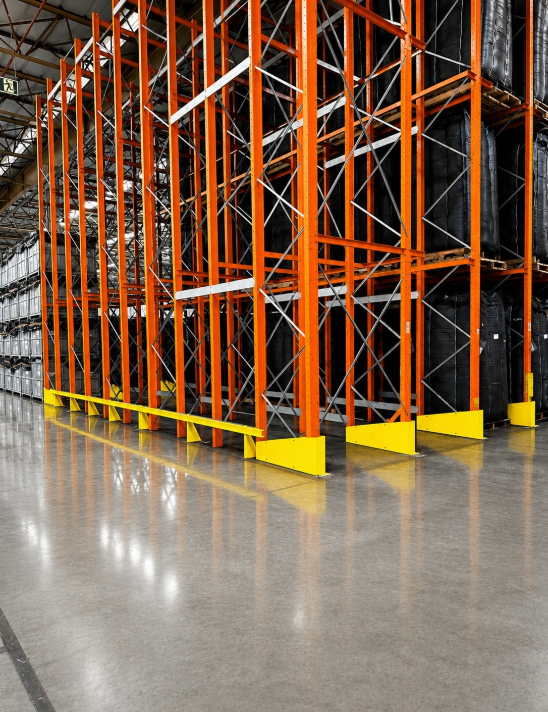 Aisle de centro de distribuição com protetores instalados em série